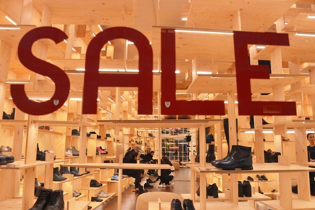 Saldi invernali al via: spesa media di 110 euro a persona per un totale di 4 miliardi