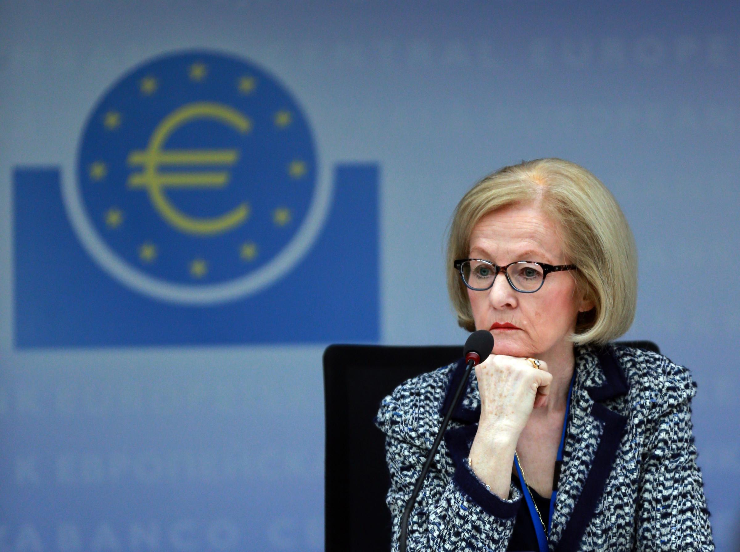 Bce, Nouy non arretra su NPL: banche smettano di negare la realtà. Draghi: problema ancora non risolto