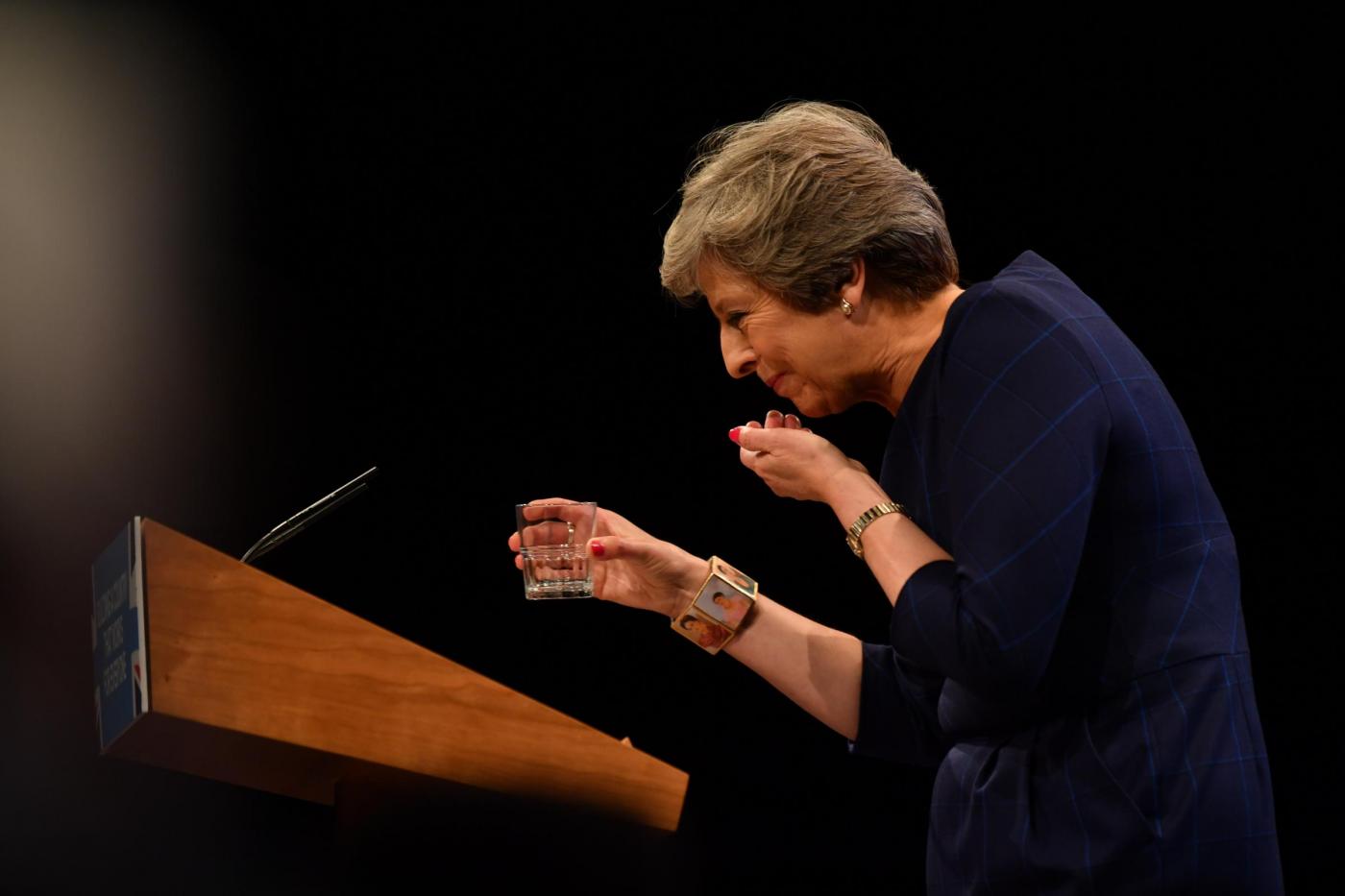 Brexit, clamorosa gaffe di May prima del voto cruciale. Evoca referendum Galles ma studente smaschera ipocrisia