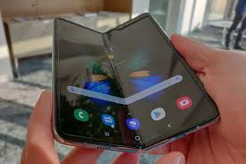 Samsung, pieghevole in vendita da settembre, ma per l’Italia non c’è una data