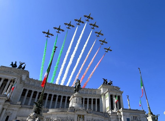 Pil Italia accelera grazie al recupero dei servizi, prospettive rimangono positive anche per l’estate