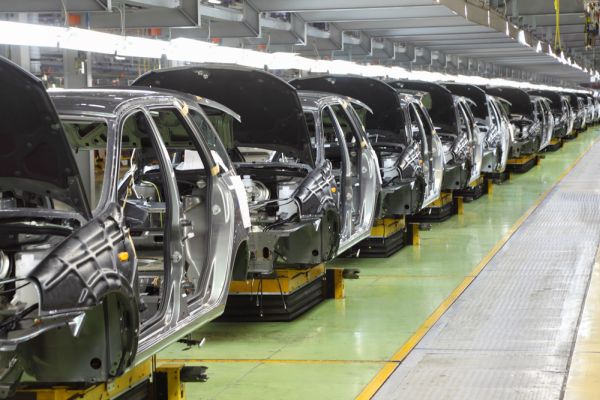 Auto Europa, nessuna inversione di tendenza: vendite ancora giù. Csp: per Italia necessari incentivi