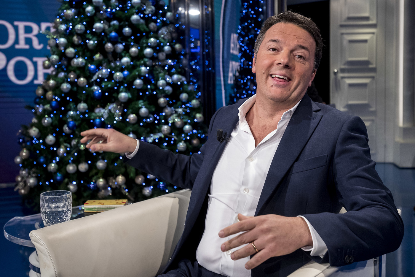 Decreto Carige divide l’Italia, Renzi: ‘si vergognino per offese e insulti’. Di Maio: ‘noi non la venderemo a due euro’