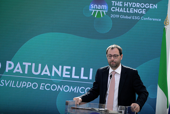 Mercato nelle fauci dello Stato: Patuanelli parla di nuova Iri e nazionalizzazione Alitalia