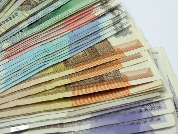 Rientro dalle ferie con stangata: in autunno 1.700 euro di spese tra scuola, tasse e aumento bollette