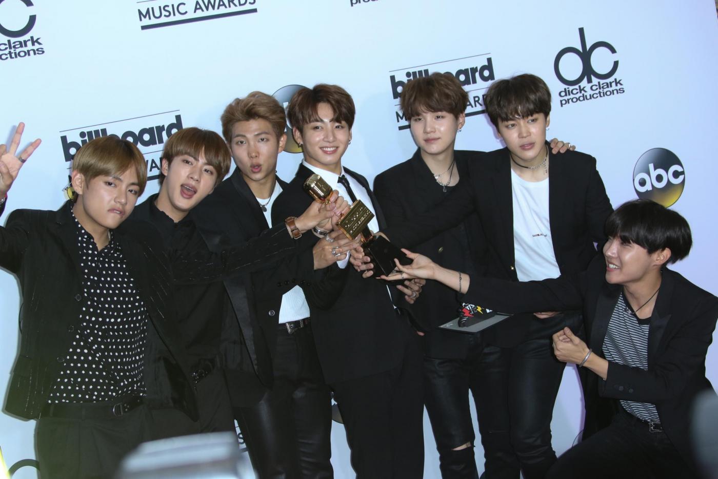 Fan in delirio, i BTS sbarcano in Borsa a Seoul con Ipo record ultimi tre anni