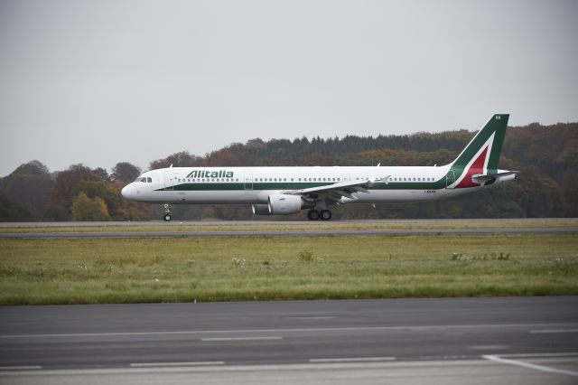 Alitalia: Draghi prende in mano il dossier per il decollo immediato, è braccio di ferro con l’Ue