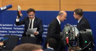 Ciocca sporca con una scarpa carte Moscovici: il commissario avverte su rischio fascismo. Monti: ‘per ogni scarpa interessi salgono’