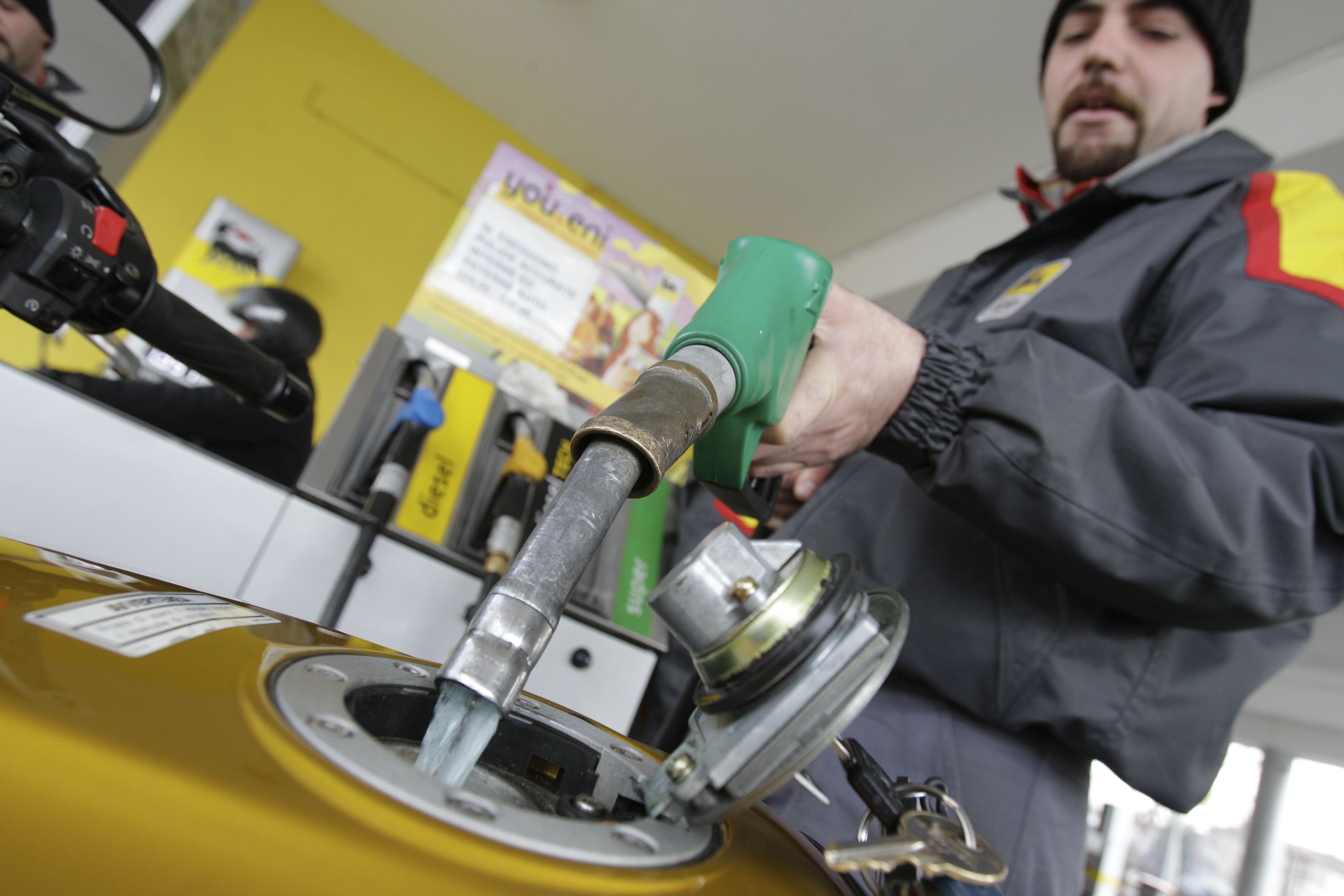 Benzina, continuano gli aumenti: superati i 2 euro, Assoutenti propone l’accisa mobile