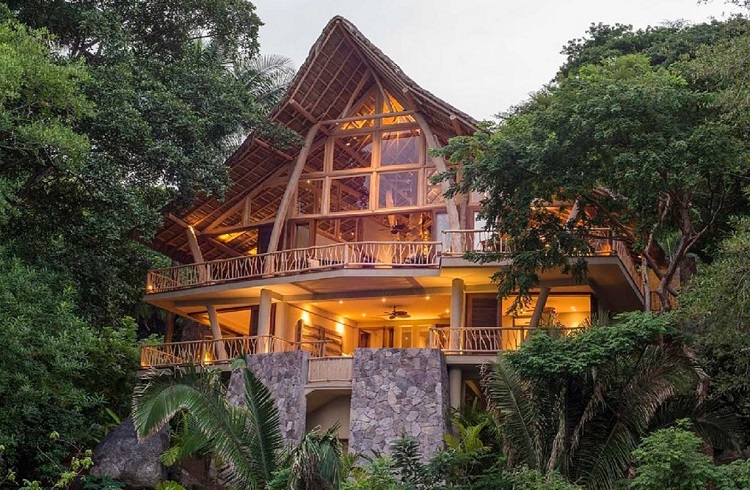 Stravaganze delle case dei ricchi: dalla casa con piscina olimpionica riscaldata a quella tra gli alberi