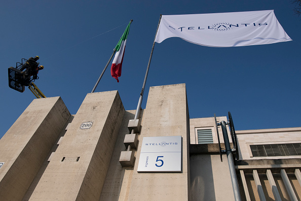 Cerchi lavoro? Lo trova direttamente l’azienda mentre prendi lo stipendio: la novità da Stellantis