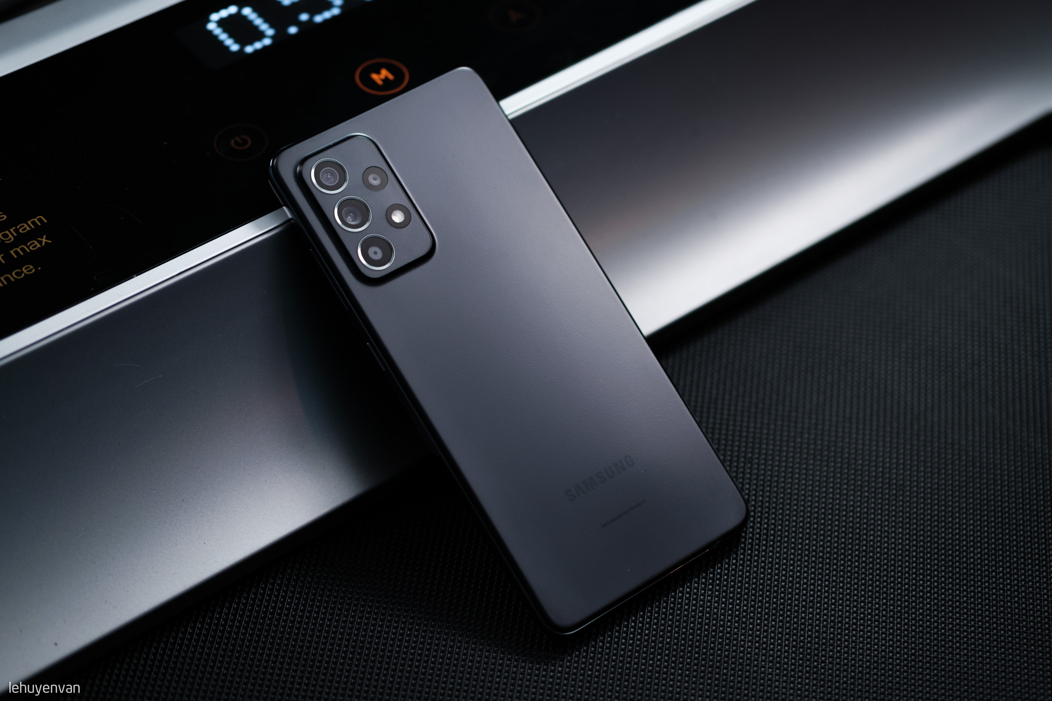 Avvolgente come il manto nero della notte Samsung Galaxy A52s 5G ti cattura a -150€