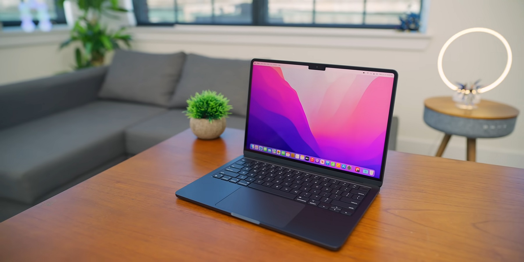 Tutta la magia del MacBook Air M2 a casa tua, con i 200€ di sconto di Amazon