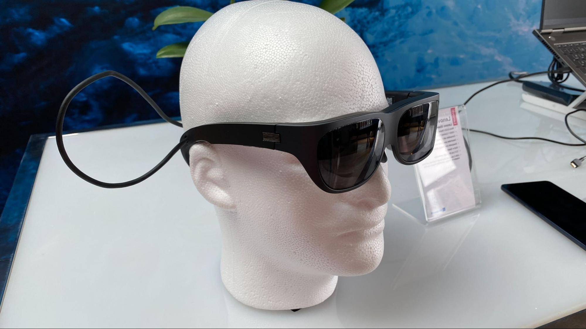 Ecco Lenovo Glasses T1, gli occhiali che indossati diventano un grande schermo per fare tutto