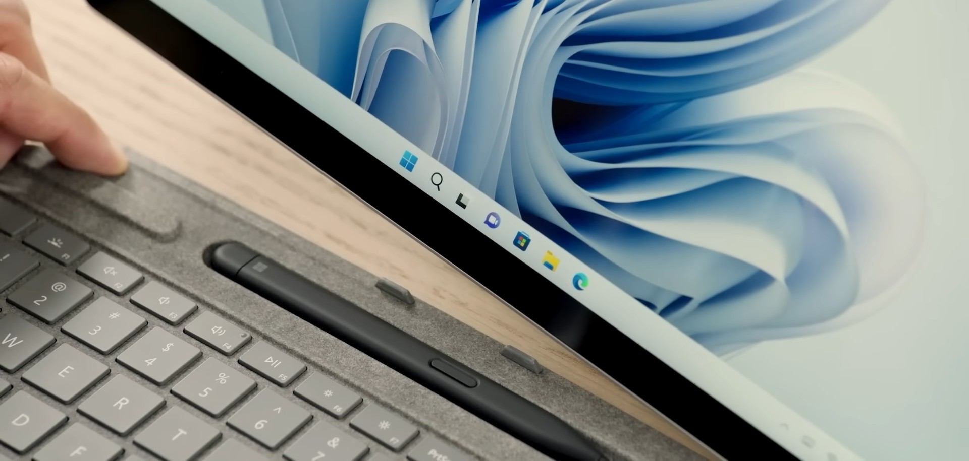 Microsoft sbircia in casa Apple: la taskbar fluttuante di macOS avvistata in Windows 11