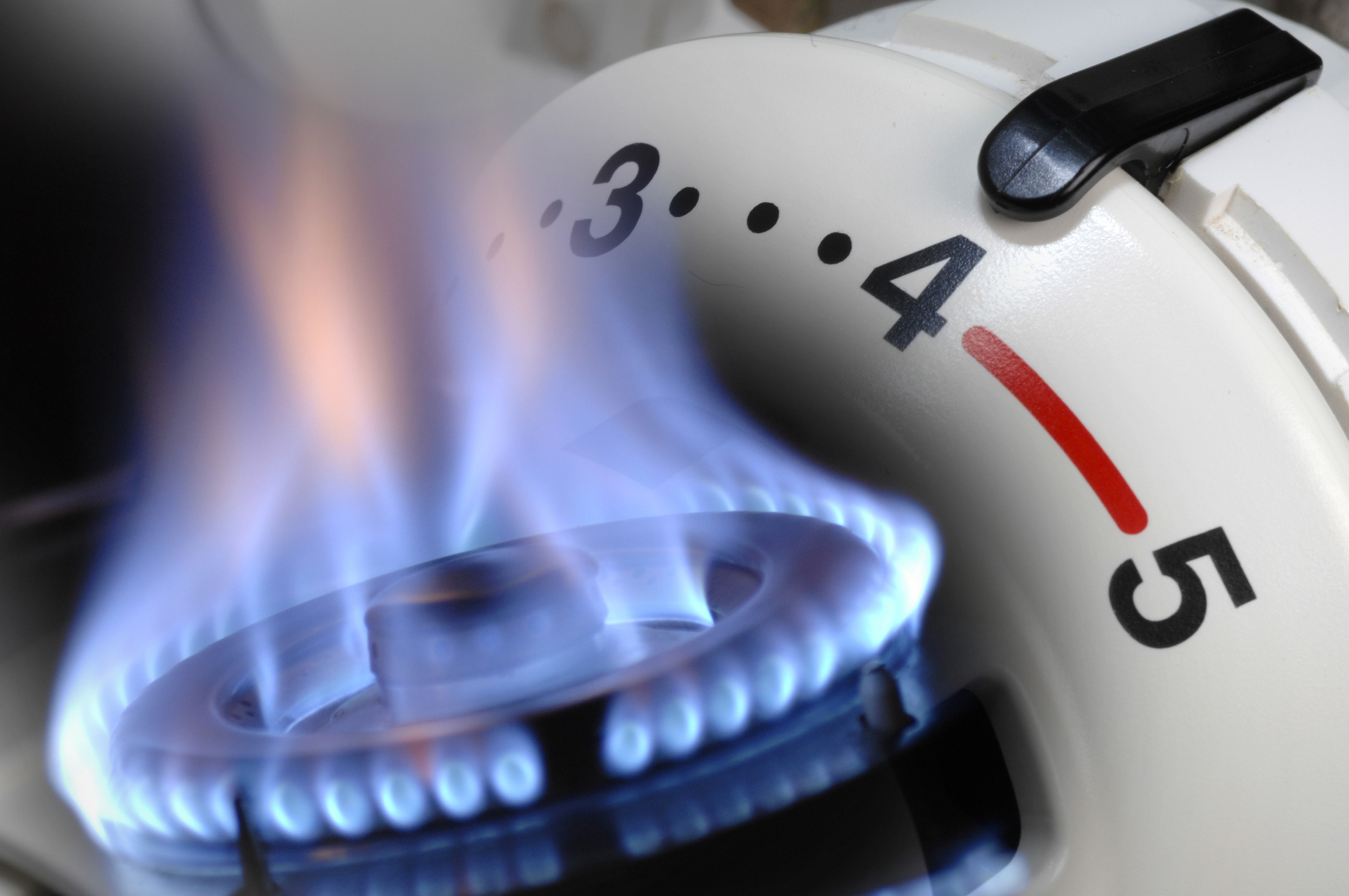 Bollette luce e gas: semplici regole per tagliare consumi e risparmiare ben 800 euro all’anno