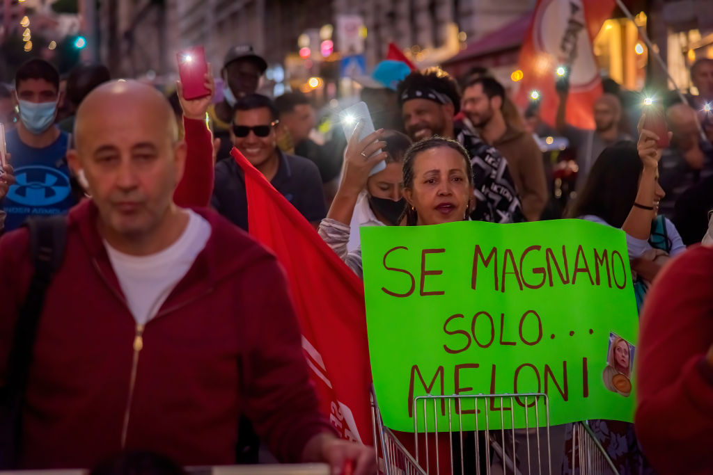 Non solo Berlusconi-Putin, al governo Meloni l’Ft lancia alert ‘tempesta finanziaria’