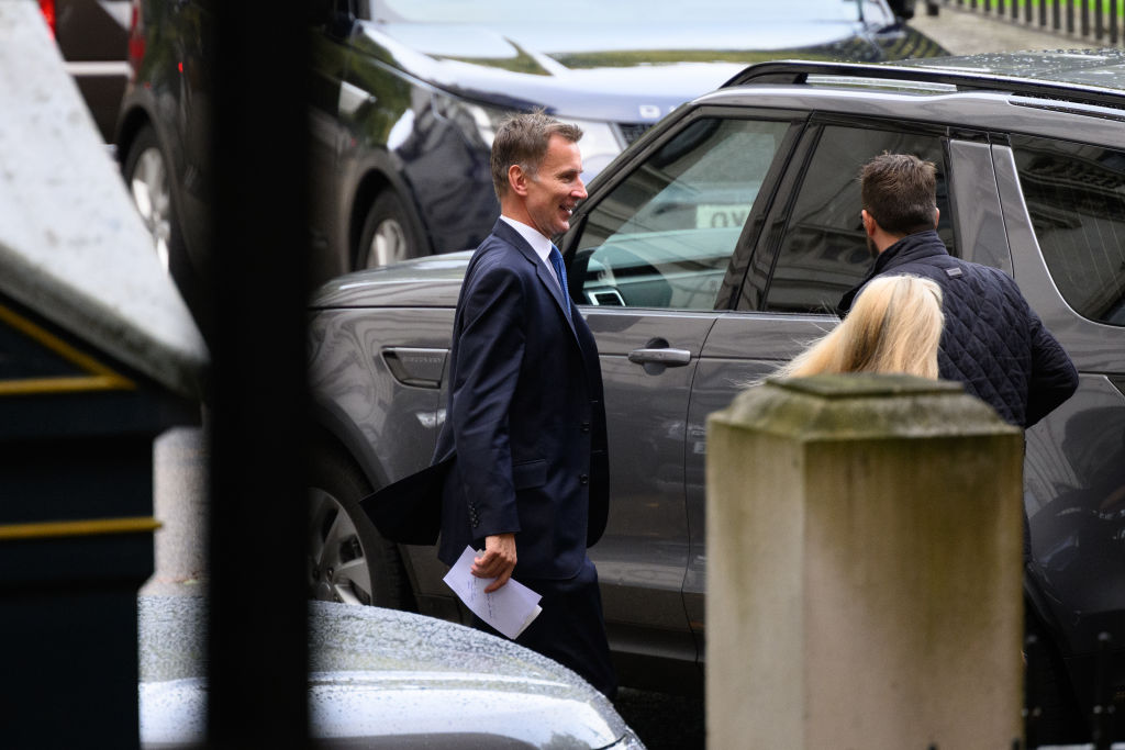 UK: il neo ministro Jeremy Hunt suona il requiem per misure spendi e spandi di Liz Truss. Gilt e sterlina brindano all’annuncio