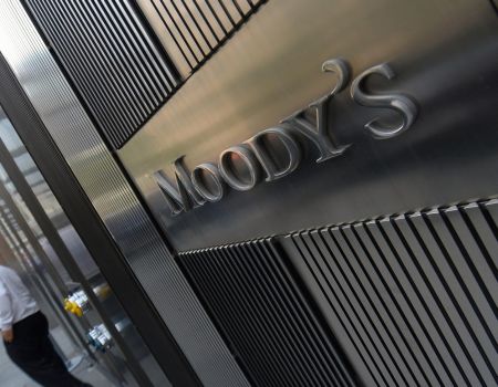 Moody’s avverte governo Meloni minacciando il rating ‘junk’. Senza riforme il downgrade arriverà