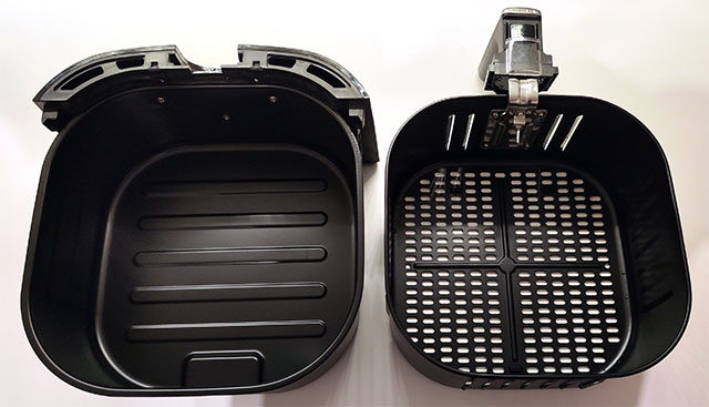 Aigostar Cube Smart: il cestello (a destra) e il cassetto per cucinare come in un forno (a sinistra)