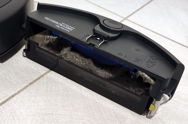 iRobot Roomba 692: il contenitore di raccolta con filtro AeroVac