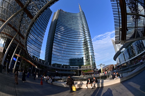 UniCredit vara piano assunzioni giovani e doppio bonus per dipendenti in Italia