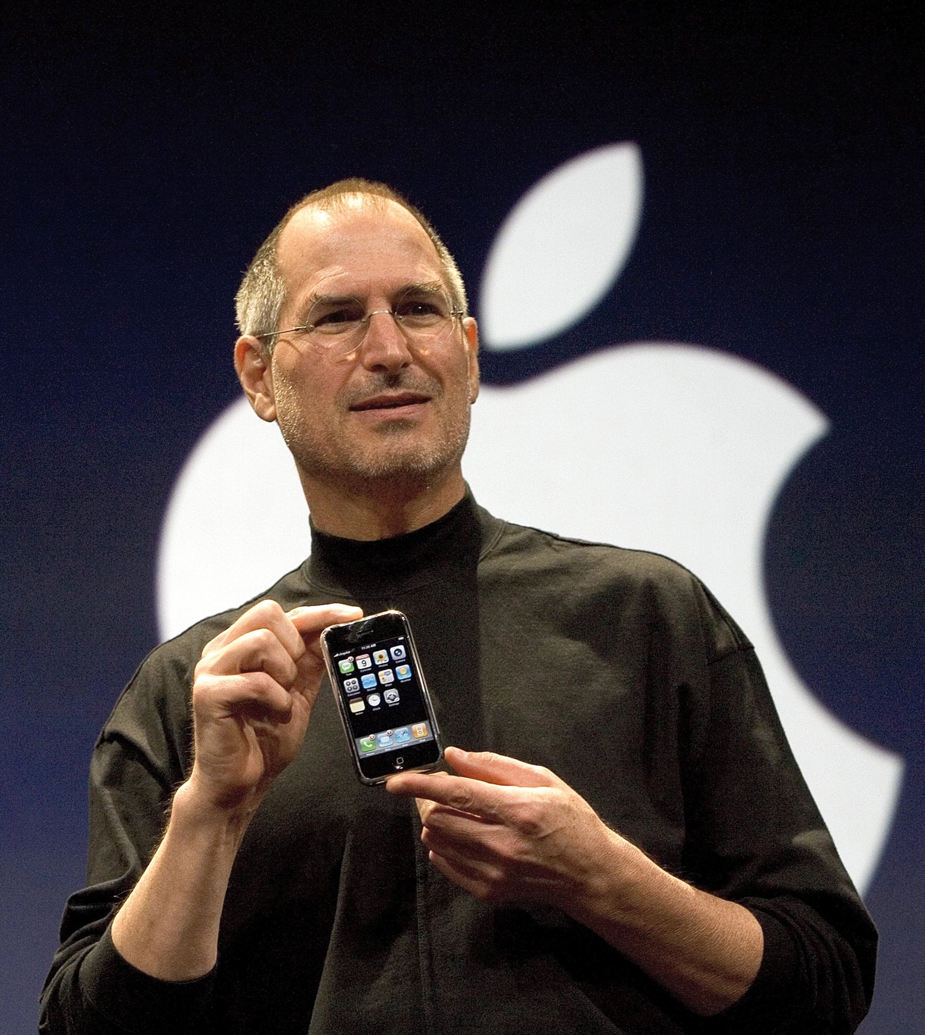 Steve Jobs, CEO Apple, con il primo iPhone