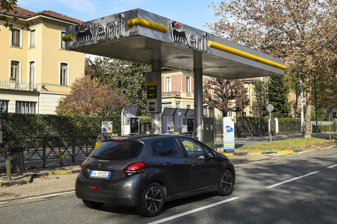 Governo Meloni e caro benzina: gestori dovranno esporre il prezzo medio