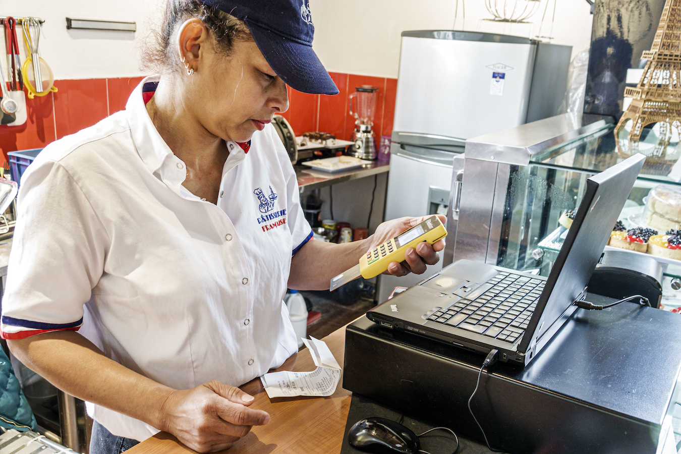 POS, crollano i costi per gli esercenti: il 59% in meno