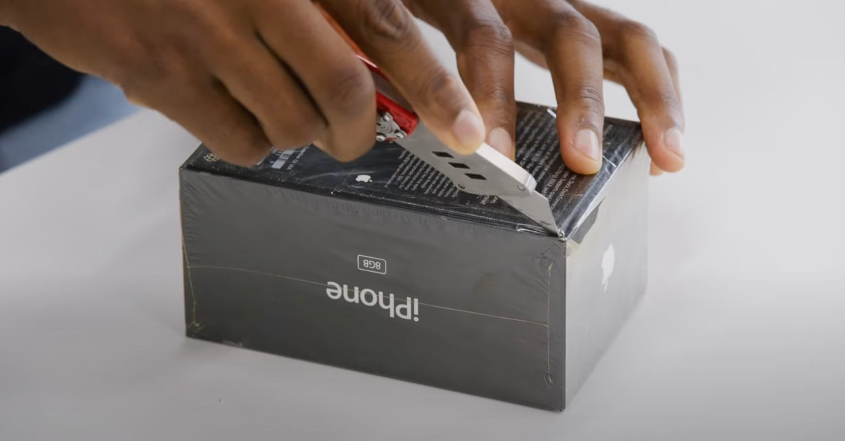 iPhone 2G da 40.000$ ancora sigillato: guarda l'unboxing e fai un tuffo nel passato [Video]
