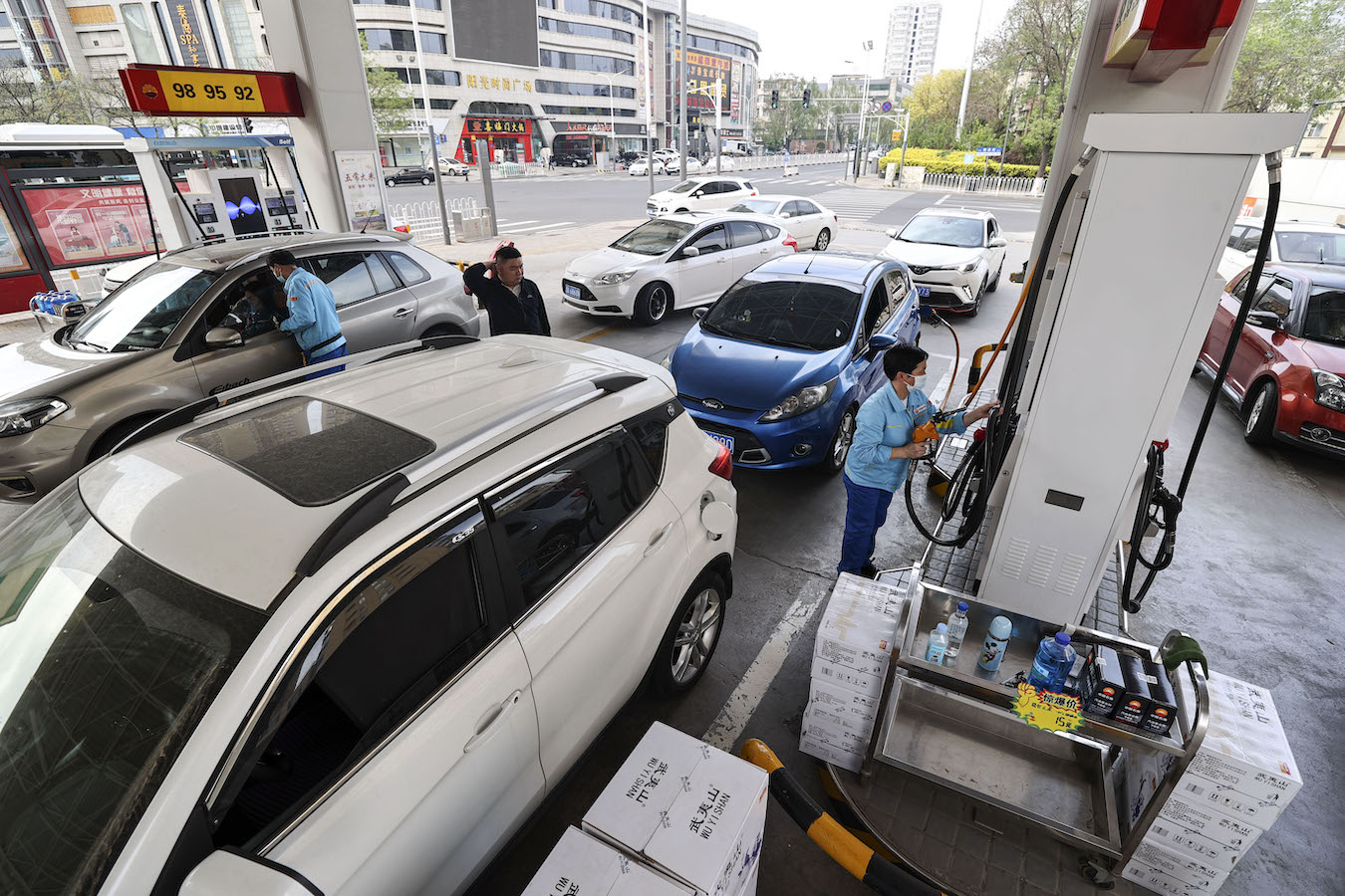 RC Auto giù e benzina su. A chi conviene?