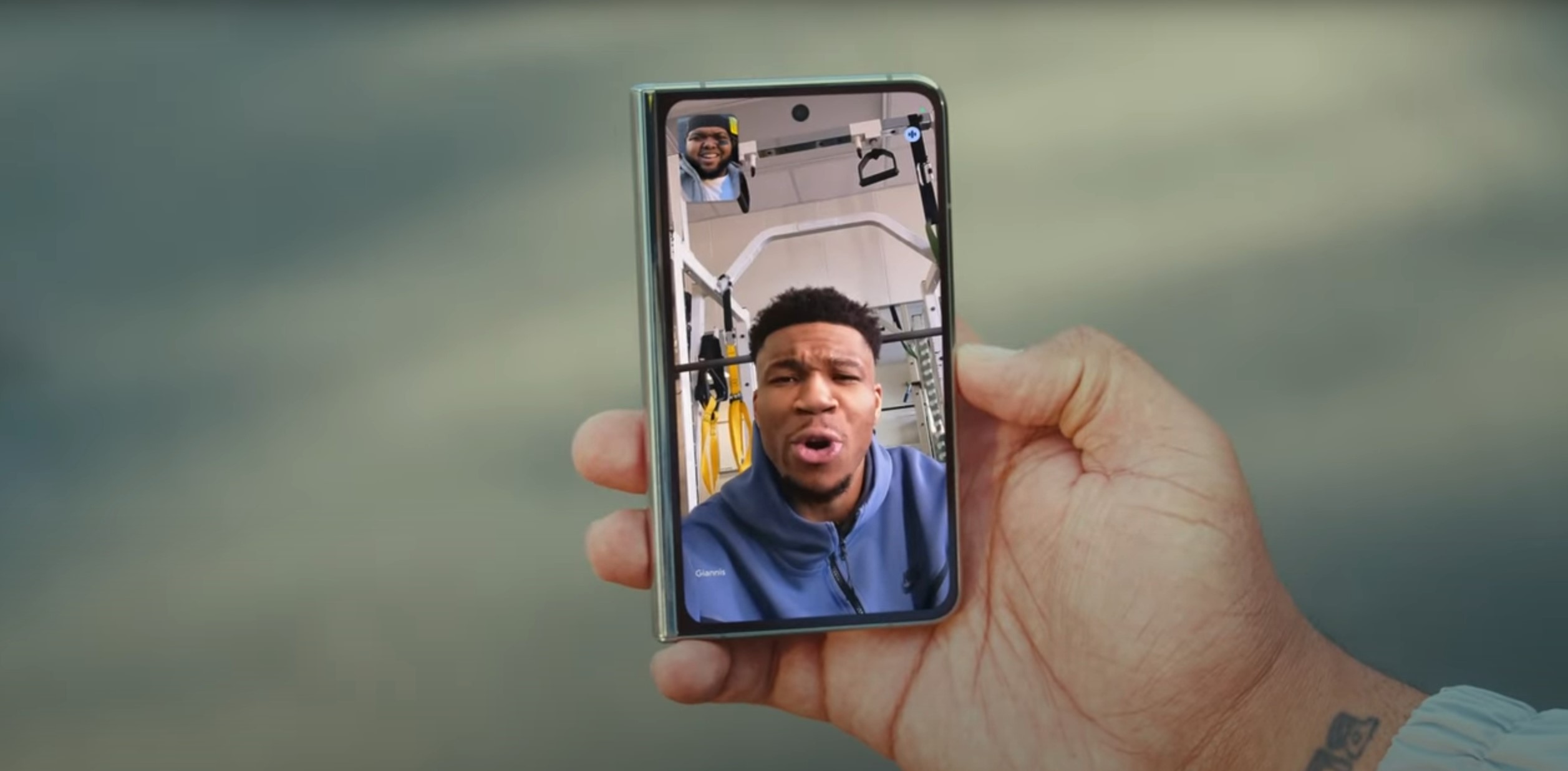 Google Pixel Fold svelato in anteprima in un'inedita pubblicità NBA [video]