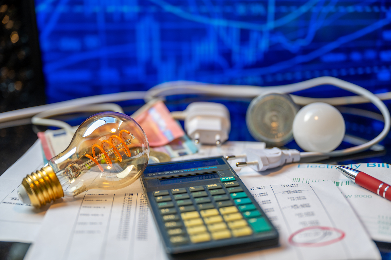 Prezzi luce e gas in calo storico: come risparmiare in bolletta quest’estate