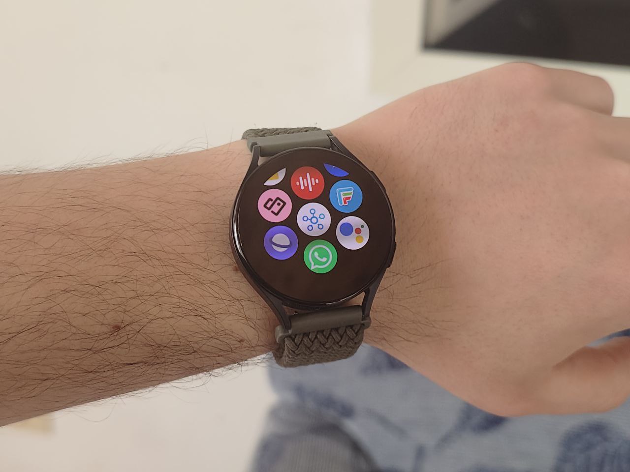 WhatsApp arriva sugli smartwatch WearOS: come installarla e dispositivi compatibili