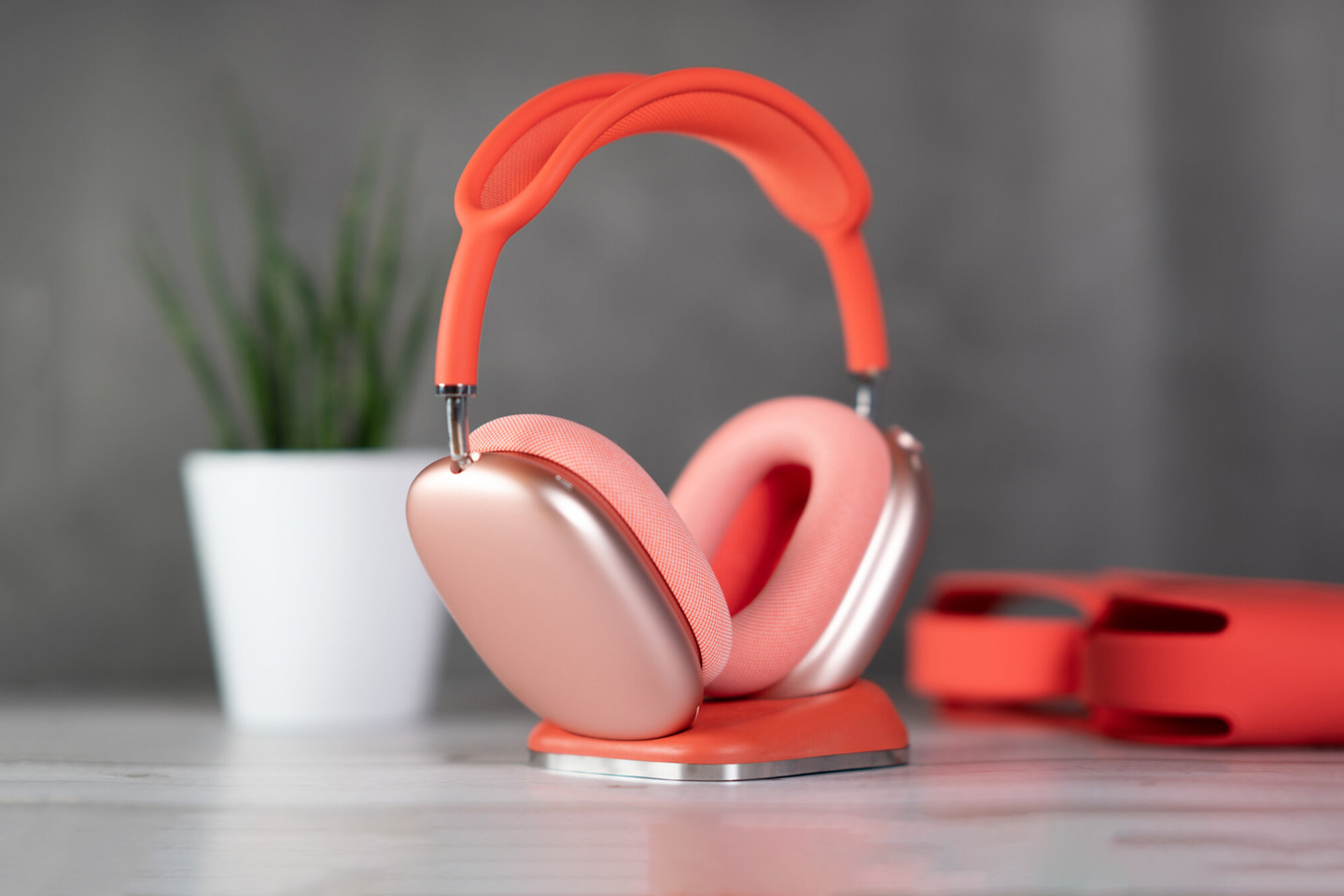 Gli AirPods più costosi di Apple perdono funzionalità come l'audio adattivo e il comando 'Siri'