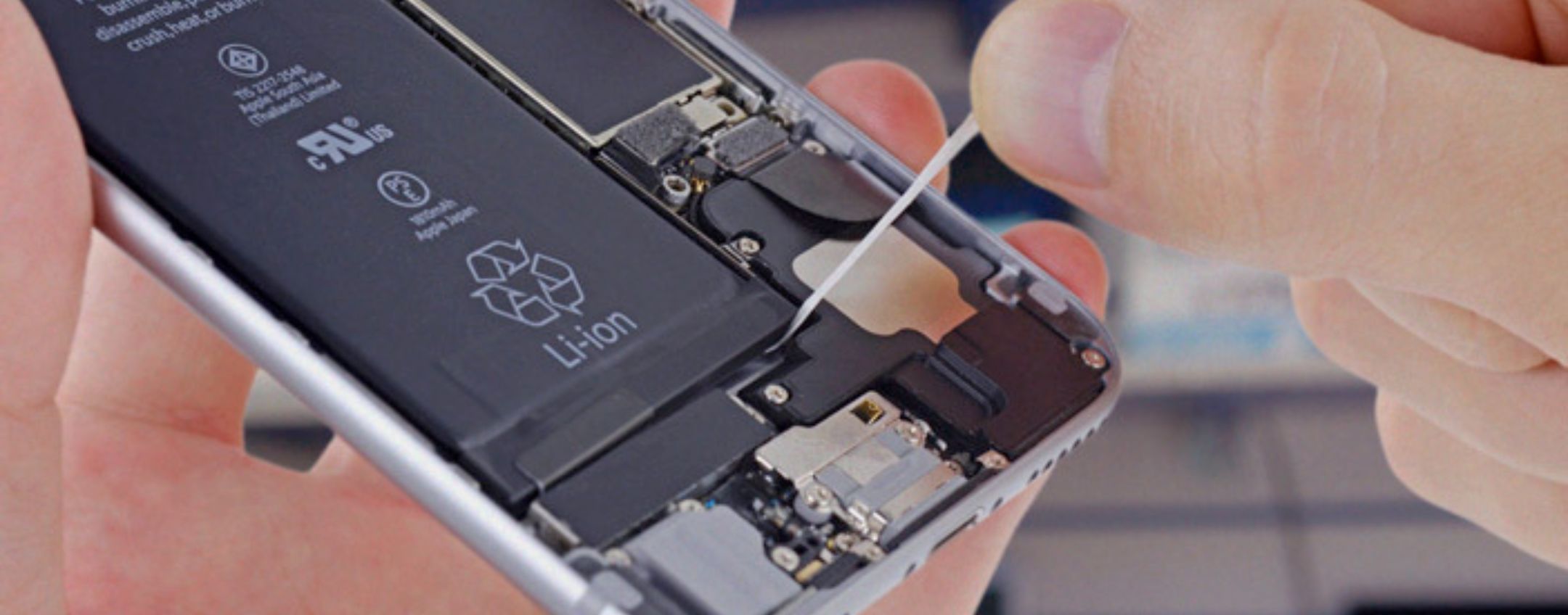 L'Unione Europea richiede ad Apple di rendere le batterie dell'iPhone facilmente sostituibili