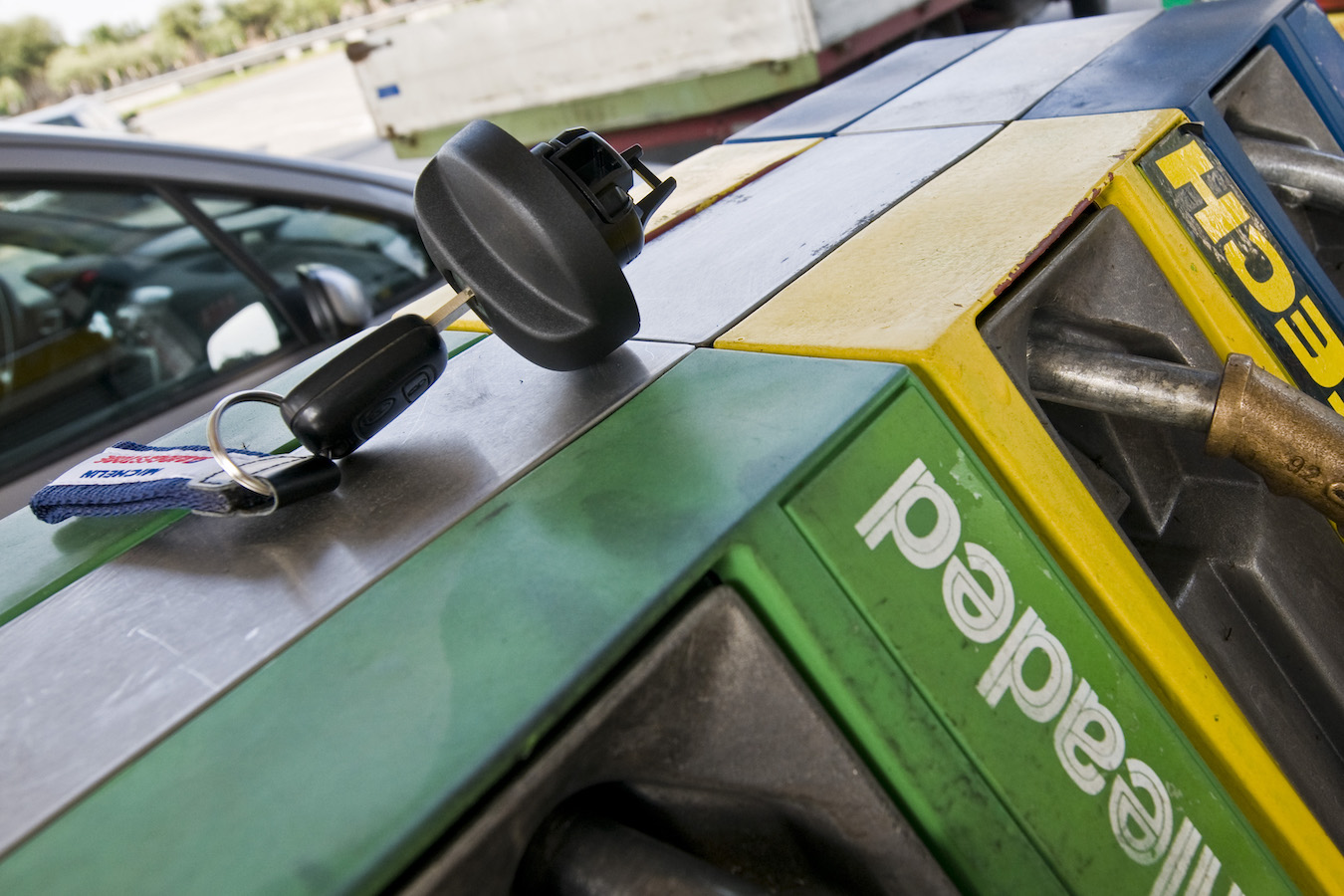 Nuovi record per la benzina. Ecco come risparmiare sul pieno