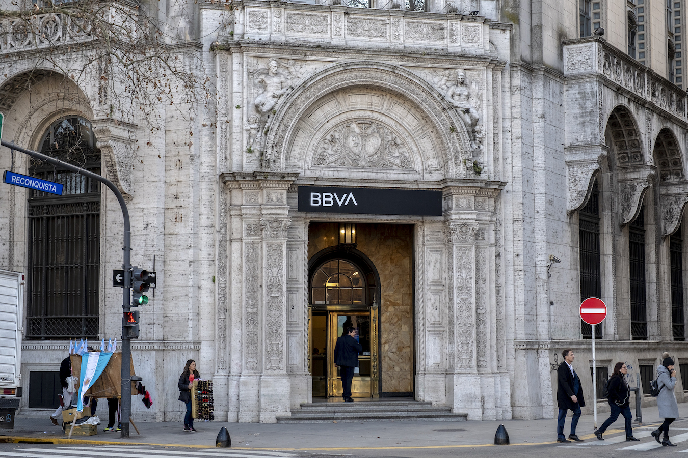 Bbva ‘batte’ le banche italiane, alza remunerazione conti correnti al 4%