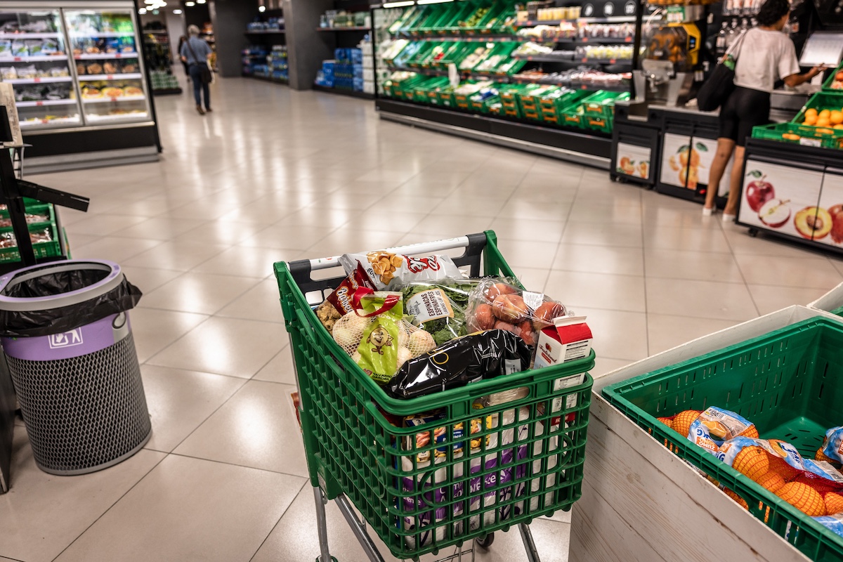 Inflazione rallenta a settembre ma per consumatori è un miraggio: carrello spesa aumenta di 112 euro