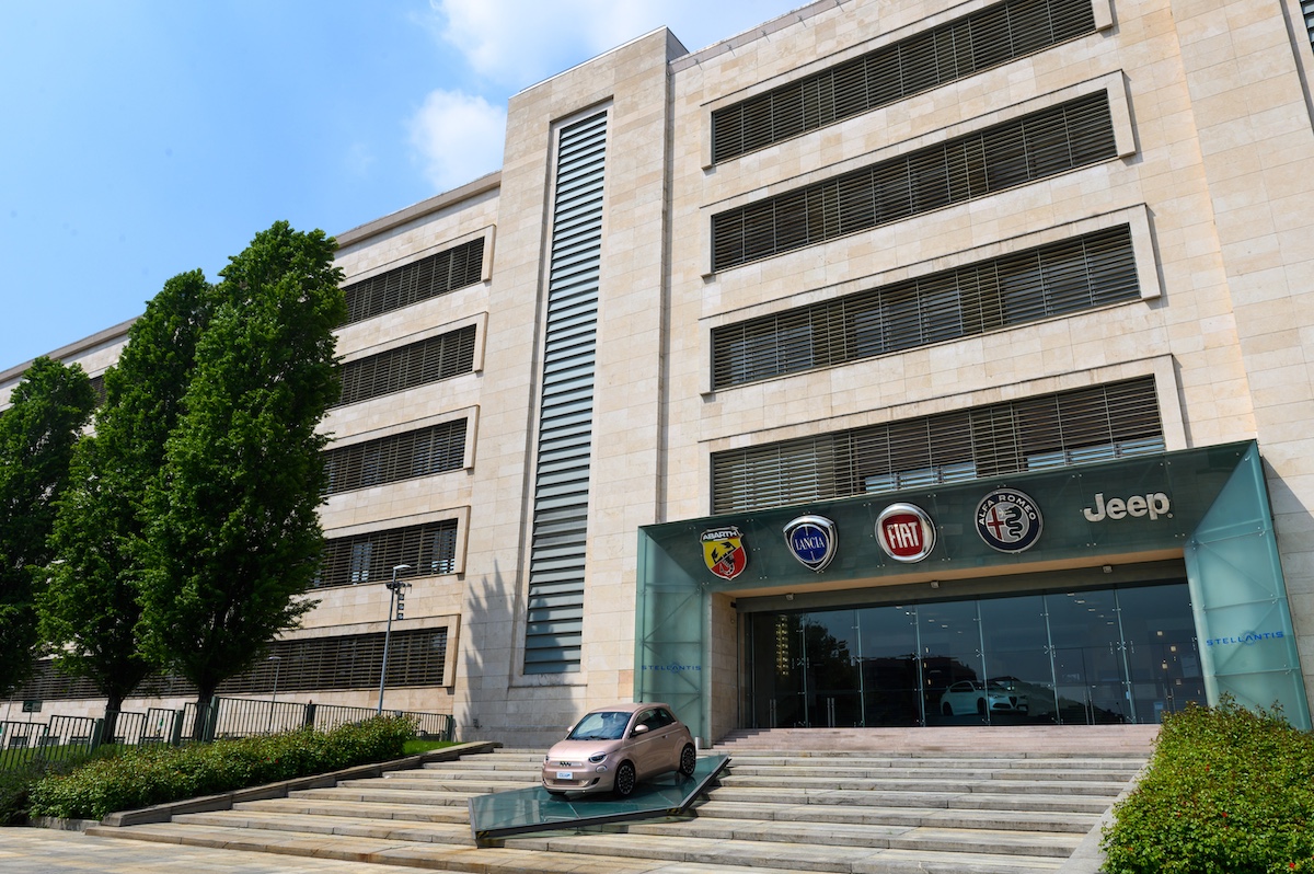 Auto: mercato in crescita a settembre. Stellantis mette il turbo