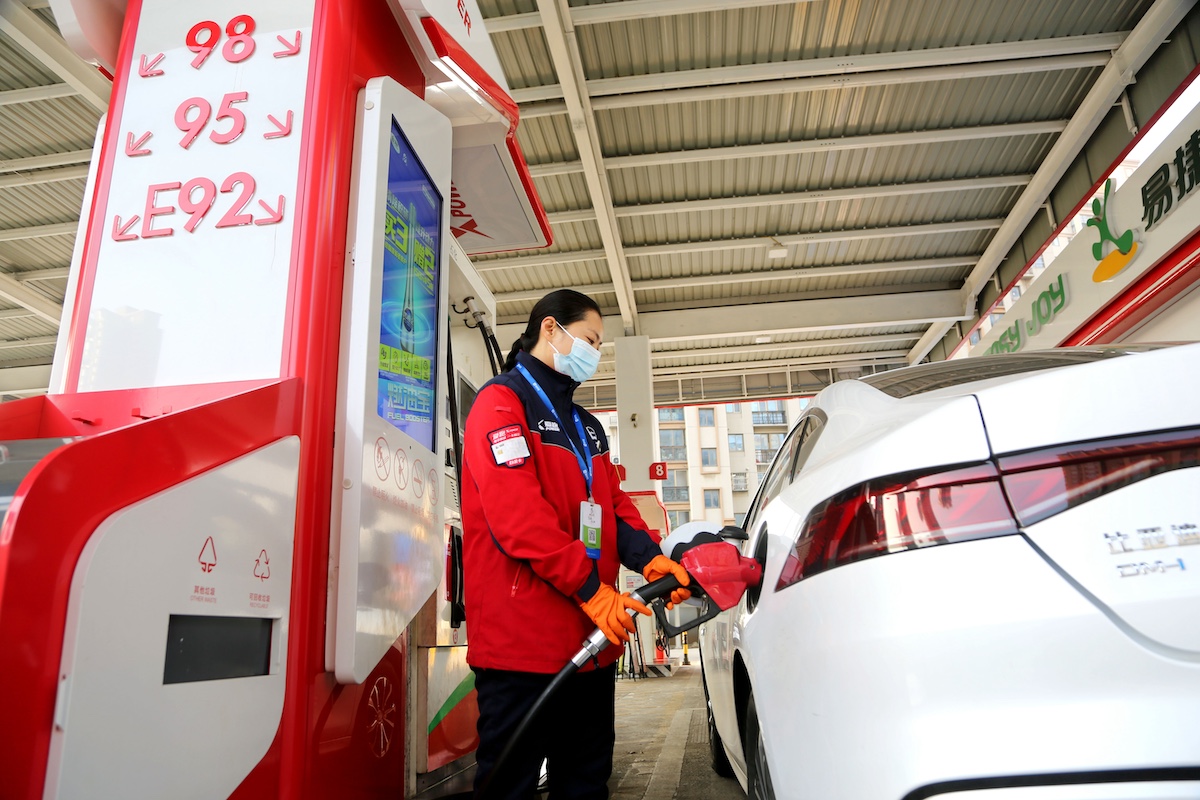 Cala il prezzo della benzina, ma non grazie agli interventi statali