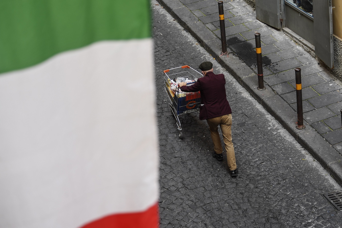 Inflazione Italia in frenata: nel 2023 è al 5,7%. Rischio rialzo prezzi non ancora svanito