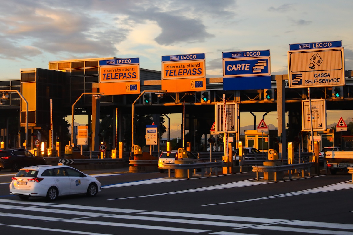 Telepass, da luglio scattano gli aumenti di oltre il 100%. I suggerimenti di Altroconsumo per risparmiare