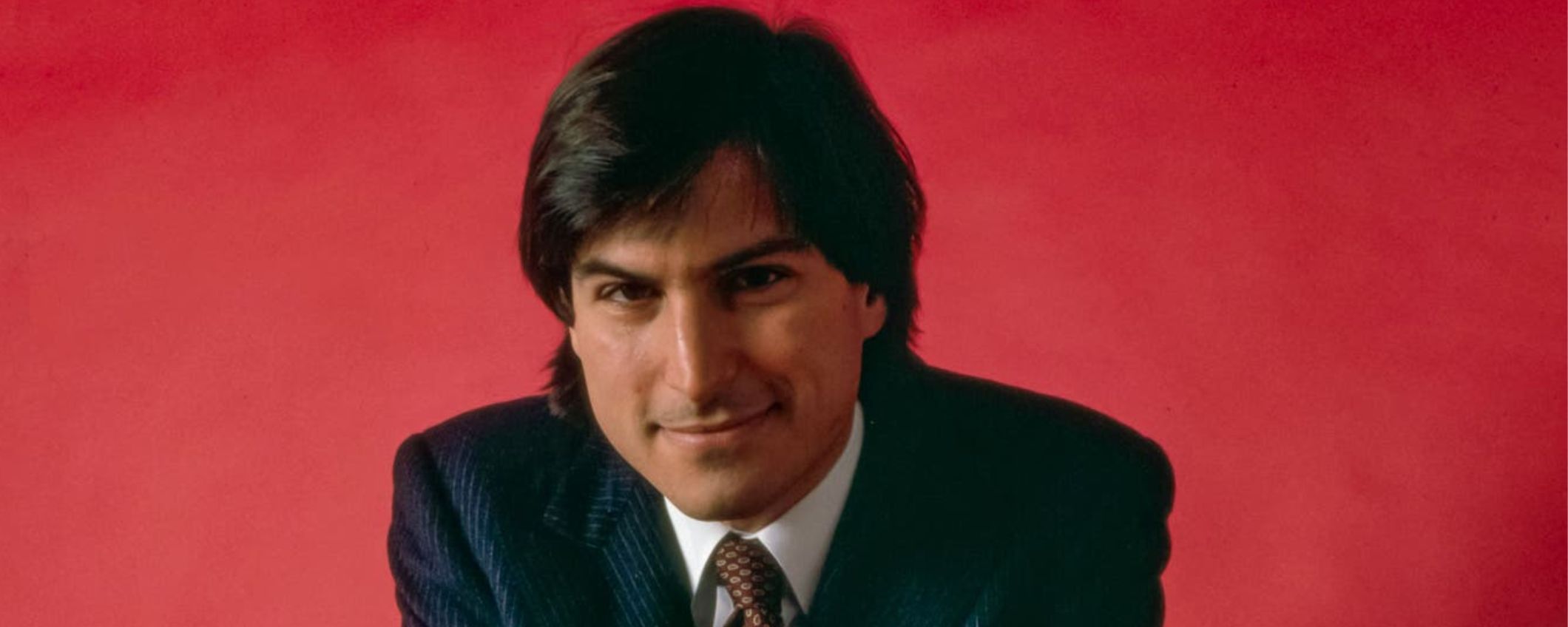 Apple mania: all'asta l'iconico vestito indossato da Steve Jobs nel 1984