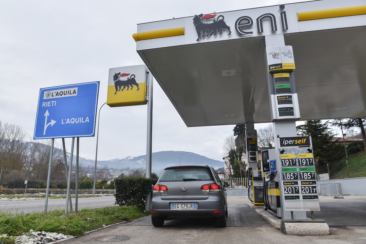Vacanze, nel 2024 il prezzo del carburante cala. Ma è pur sempre un salasso