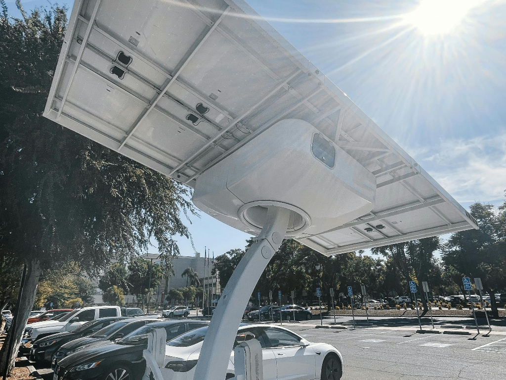 Auto elettriche nel 2025: prezzi, incentivi e verità sui costi