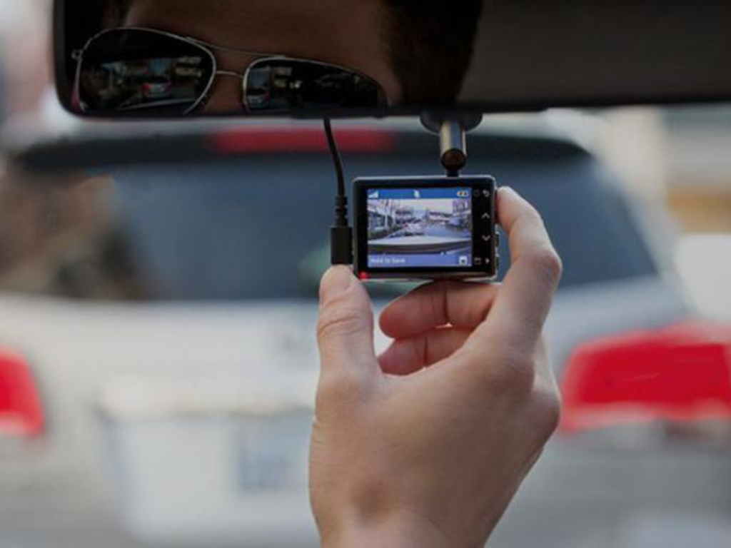 Dash Cam: strumento utile o rischio legale? Cosa sapere prima di usarla