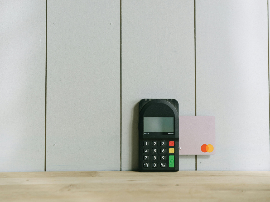 Obbligo di POS e limite ai contanti: cosa cambia nel 2025