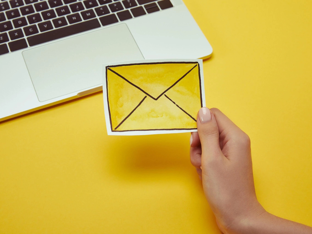 Posso non firmare alla consegna di una raccomandata?