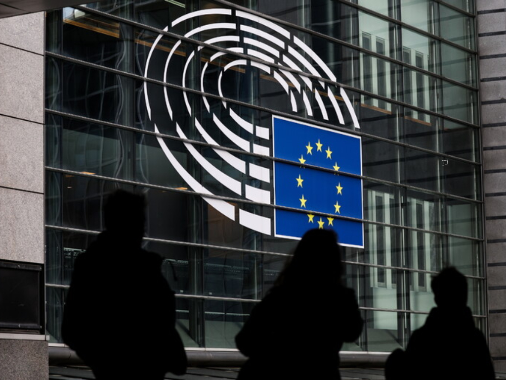 Bruxelles propone la carbon tax: rincari su bollette e carburanti in arrivo?